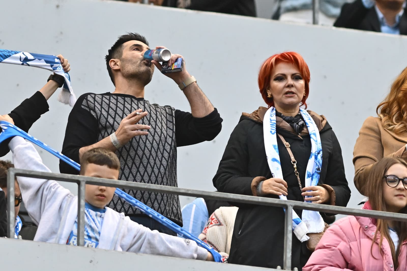 În România, legea e pentru fraieri: PSD-istul Claudiu Manda a fumat pe stadion, deși legislația românească interzice acest lucru de 10 ani