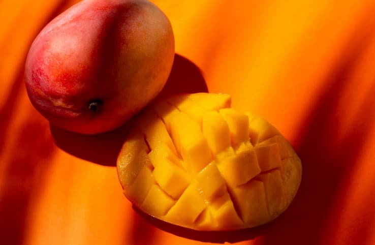 Mango pentru elevii din Constanța în loc de lapte și corn. Decizia care a stârnit controverse