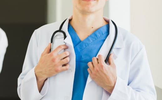 Salariile din spitale în 2026. Cât câștigă medicii rezidenți și specialiști din România: „Se poate și la noi să îți meargă bine”