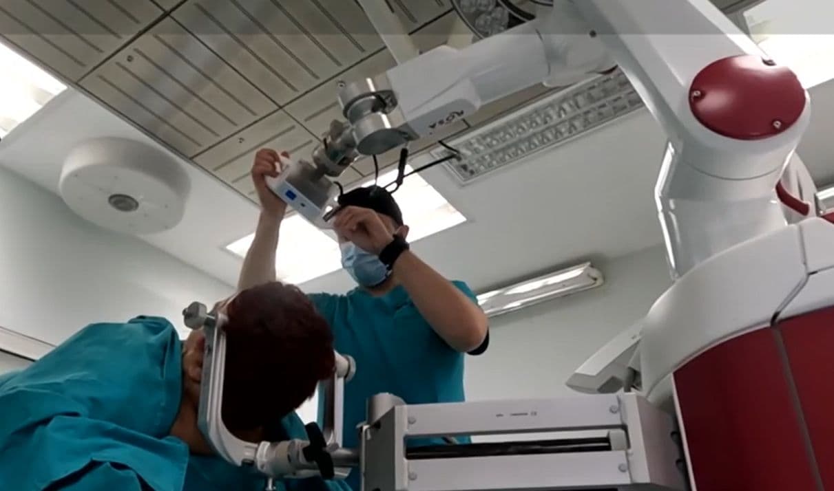 Premieră în România: Pacient operat pe creier de un robot. „Mă simt un pic emoționată”