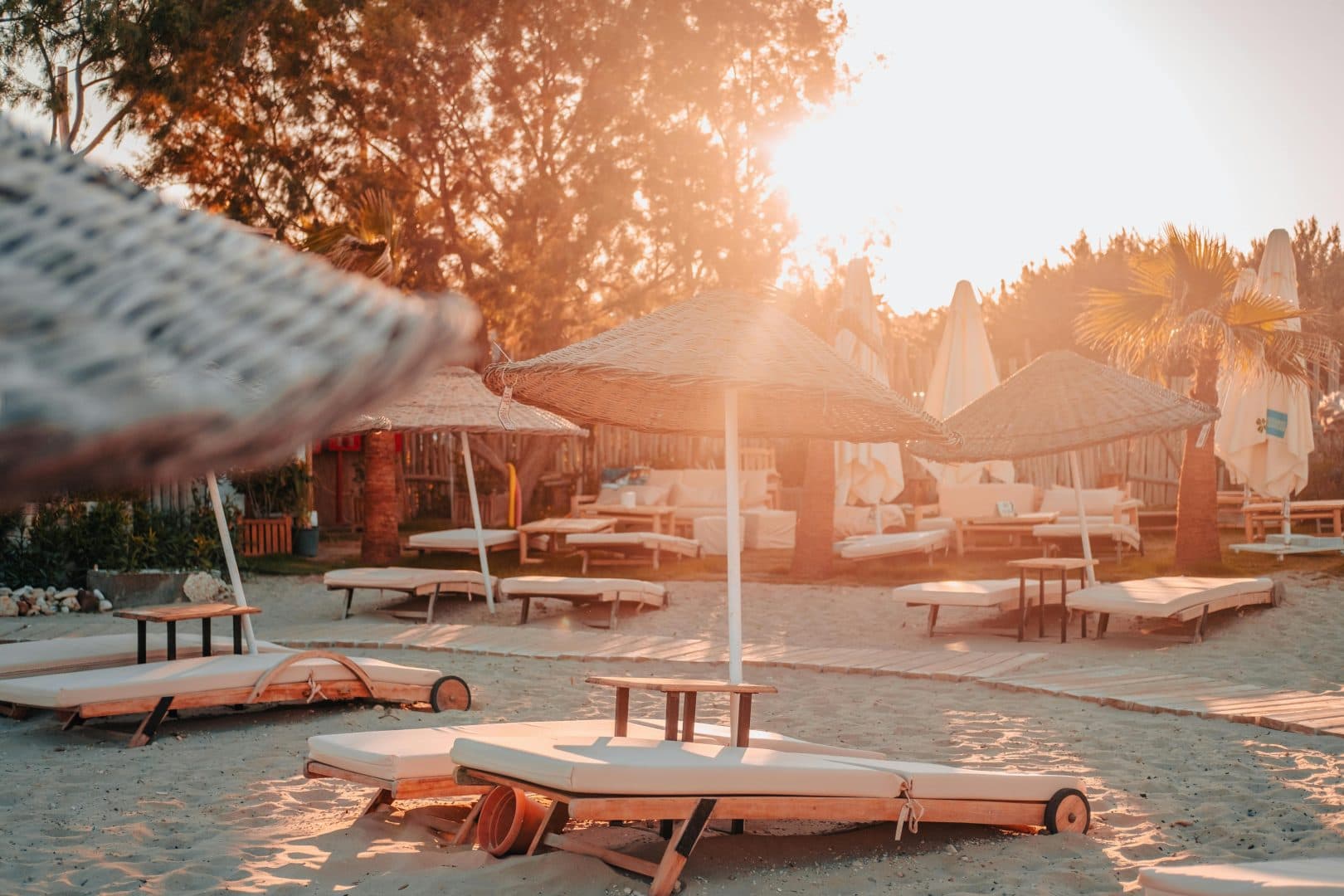 Bătălia pentru șezlong s-a mutat în instanță! Ce a pățit un turist german care a plătit 7.000 de euro pe o vacanță ratată