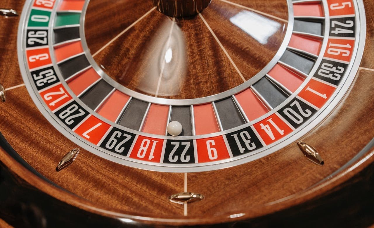 Cum Se Joaca La Ruleta: Istoria Fascinantă a Roții de la Paris până la Cazinoul Online