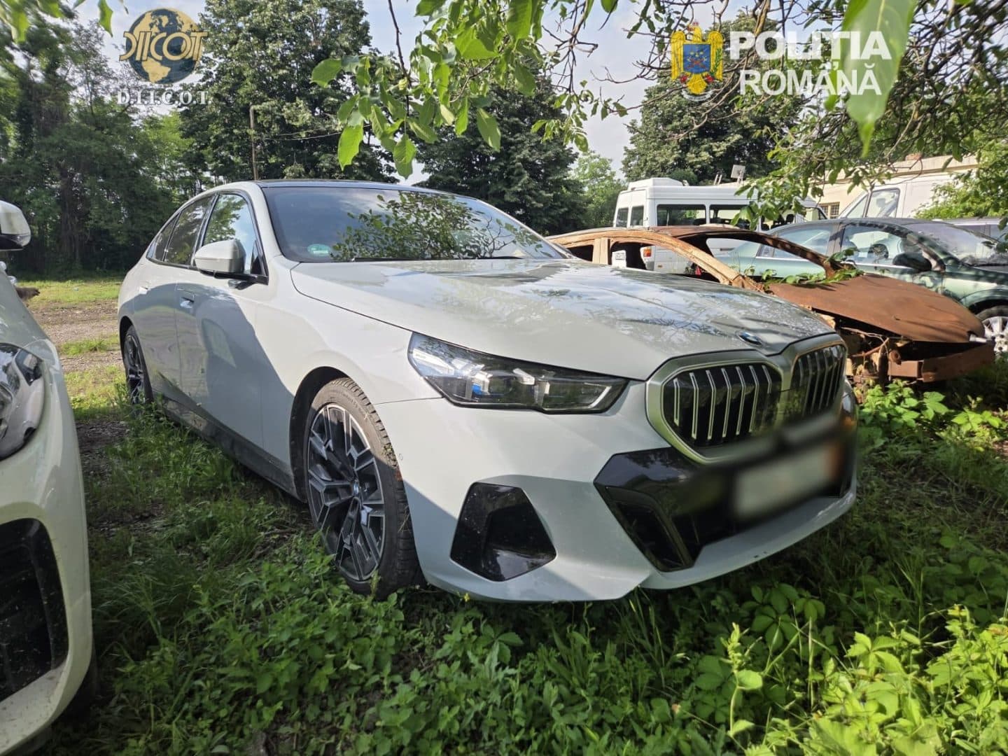 Mașini de lux de aproape un milion de euro, ridicate de DIICOT. Cumpărători ar fi fost păcăliți cu autoturisme clonate
