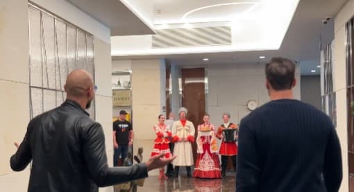 Andrew și Tristan Tate, în centrul atenției după sosirea la Moscova. Au fost întâmpinați cu pâine și sare (VIDEO)