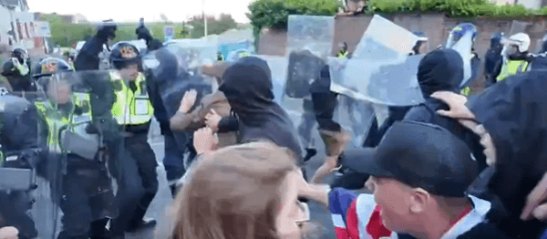 VIDEO-Proteste violente în Marea Britanie după publicarea unor imagini în care un tânăr înjunghiat e pus în cătușe. Keir Starmer „Imaginile înregistrate sunt cu adevărat cutremurătoare și mi s-a făcut rău”