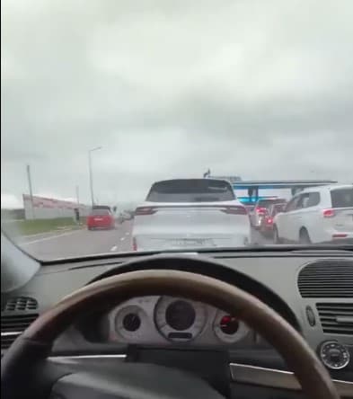 Vacanța mult visată începe cu nervi și așteptare. Cozi uriașe la frontierele Greciei (VIDEO)