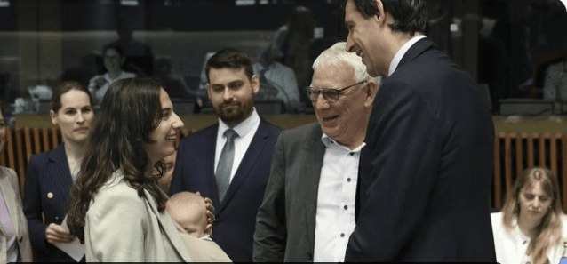 (VIDEO) Cel mai mic participant la negocierile UE are 3 luni. Mesajul puternic al mamei sale, ministru suedez