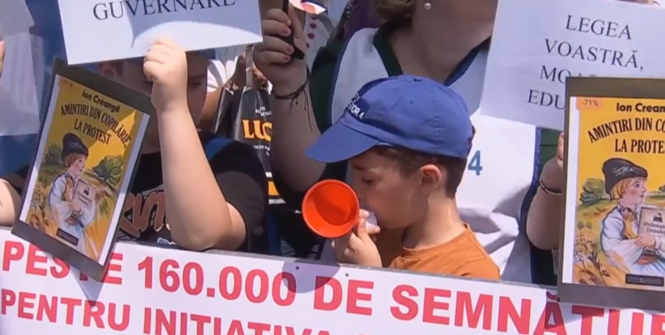 Profesorii au venit cu copiii la protest. 160.000 de semnături pentru anularea Legii salarizării și un nou avertisment pentru Guvern