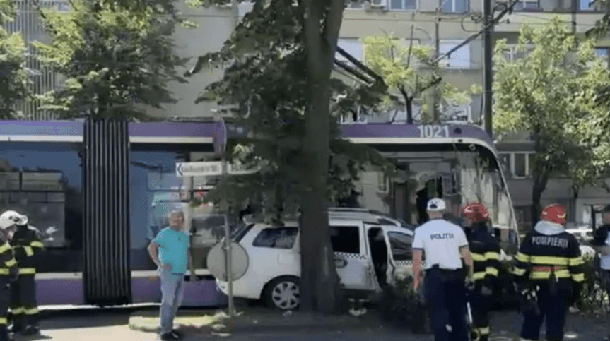 (VIDEO) Un tramvai a intrat în plin într-un taxi în Timișoara. Șoferul a rămas încarcerat