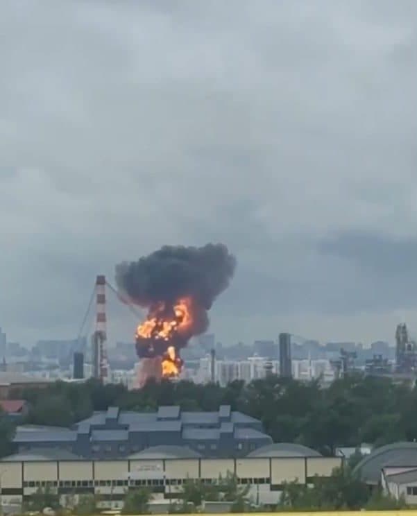Dronele ucrainene au lovit o rafinărie importantă din Moscova. Fumul s-a ridicat la câțiva kilometri de Kremlin (VIDEO)