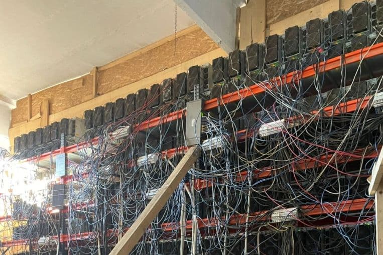 Fermă clandestină de criptomonede, descoperită de ANAF în Satu Mare. Consuma curent cât o întreprindere (FOTO)