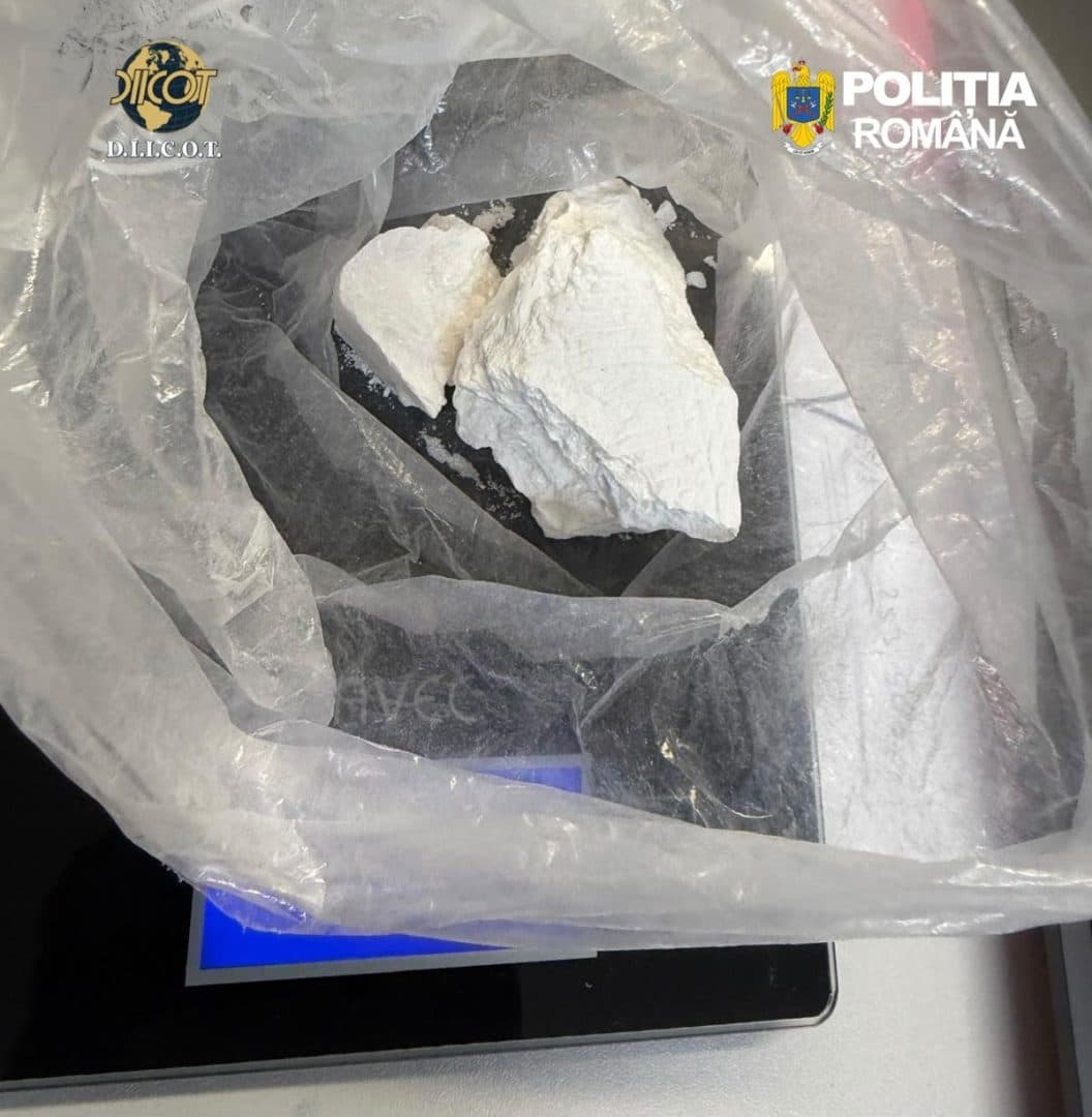 Cocaină găsită în mașina unui bărbat din Oradea. DIICOT a reținut doi suspecți într-un dosar de droguri