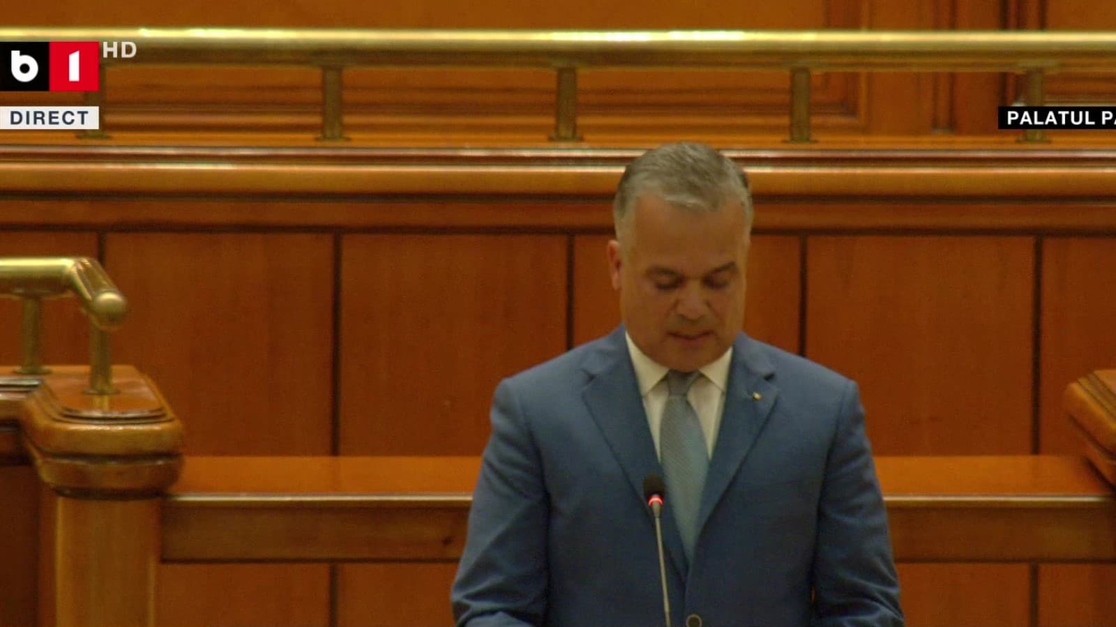 UPDATE. Ședința de învestire a guvernului Veștea a început. Premierul desemnat are nevoie de 233 de voturi. Parlamentarii AUR au părăsit sala după discursul lui George Simion (VIDEO)