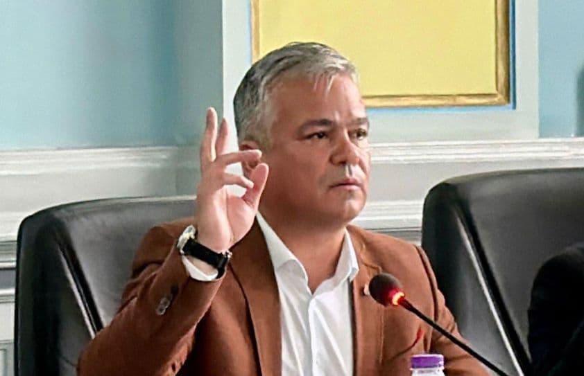 Moment penibil cu Adrian Veștea: A fost ținut în afara sediului PNL pentru că nu l-a recunoscut nici portarul, deși era ministru. „Se făcuse roșu ca racul”