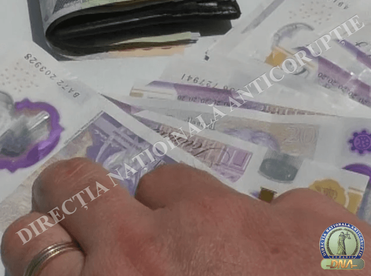 Un polițist din Buzău ar fi cerut bani pentru a ajuta un condamnat să obțină reducerea pedepsei. Este acuzat că ar fi primit 77.500 de lei
