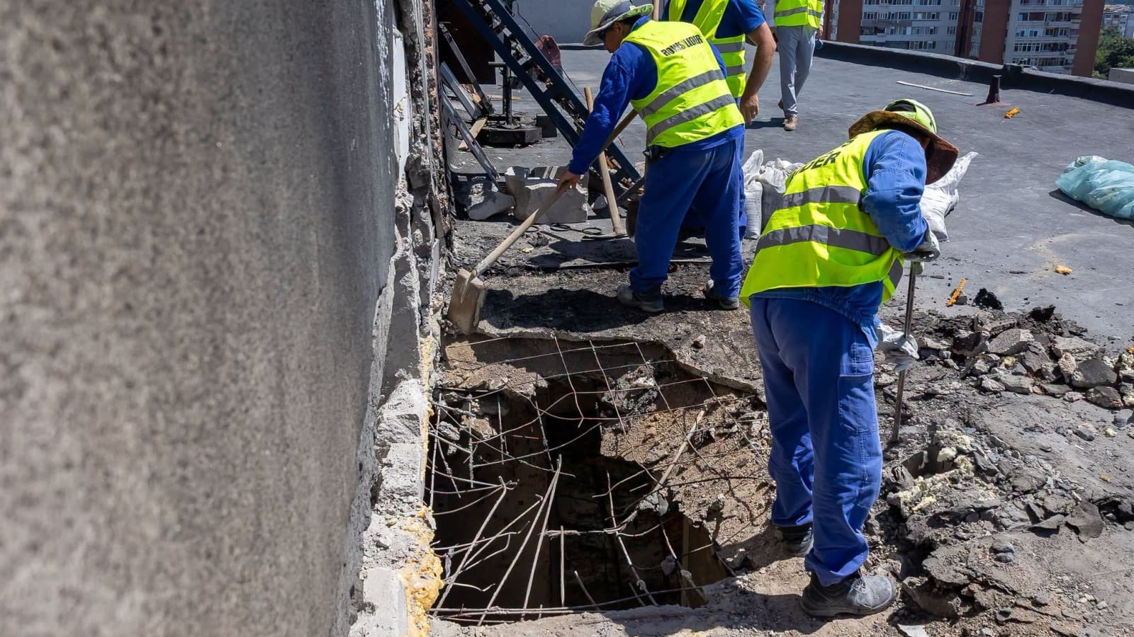 O lună de la drona prăbușită la Galați. Se lucrează la refacerea apartamentului distrus. Finanțarea este asigurată de firma de asigurări