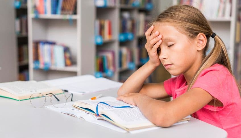 Studiu: Copiii români sunt epuizați. Mulţi alocă şi 10 ore pe zi pentru şcoală şi teme