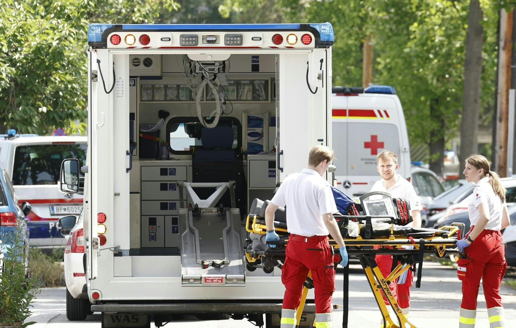 Accident rutier grav în Austria. Cinci românce au ajuns la spital după ce un microbuz s-a prăbușit într-o râpă