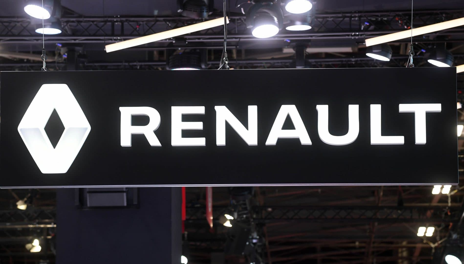 Renault intră puternic în industria apărării. Francezii dezvoltă un vehicul militar și drone pentru armată