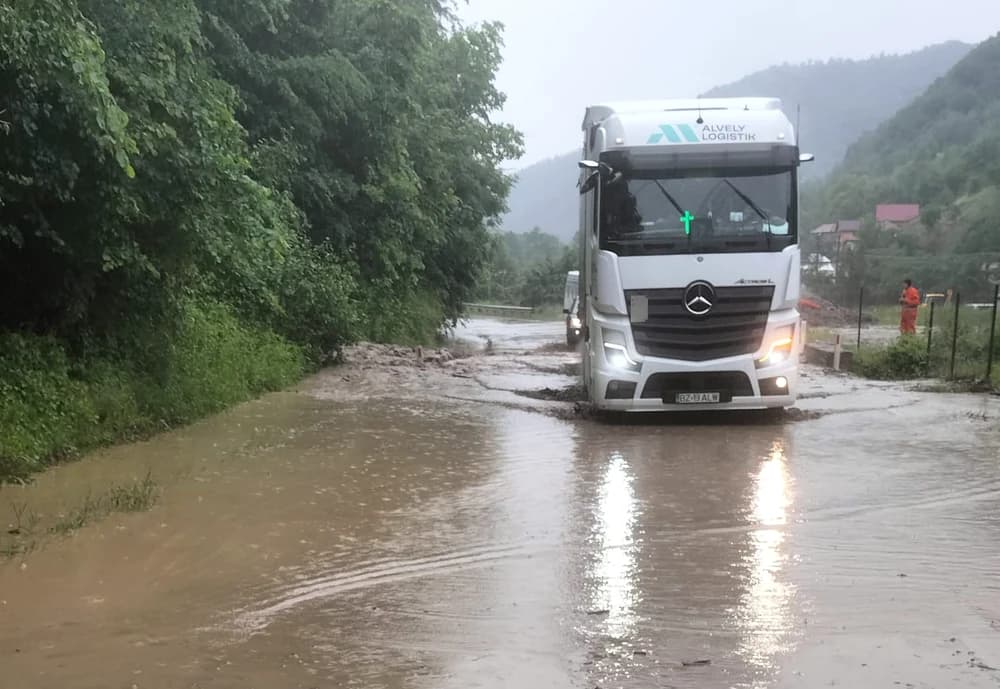 Ploile puternice complică circulația pe DN 10 în județul Buzău. Cum intervin drumarii în zona afectată (FOTO)