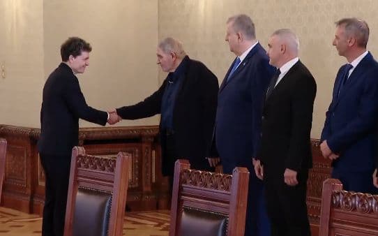 Din culisele negocierilor pentru Guvernul Veștea. Liderul minorităților, Varujan Pambuccian, nu vrea un legislativ cu doar 300 de parlamentari