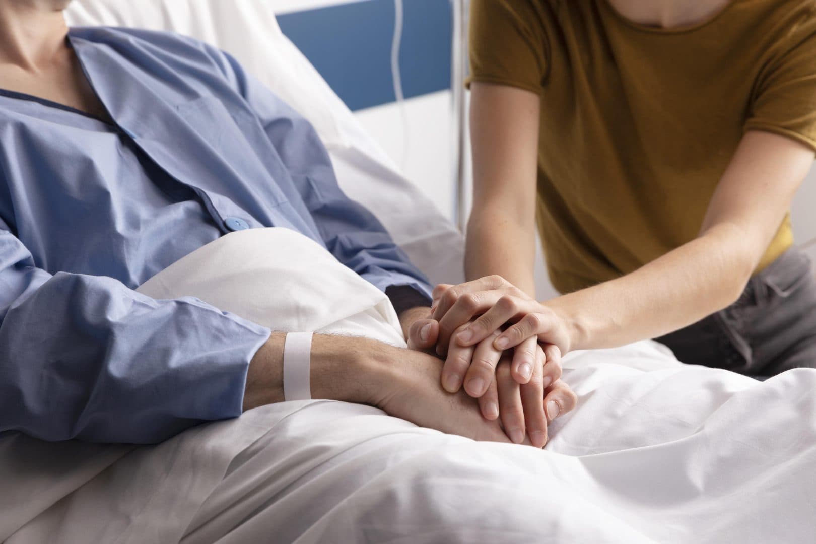 Povestea englezoaicei care a pretins că are cancer și a strâns sute de mii de lire din donații, inclusiv de la vedete internaționale. Ce a făcut cu banii