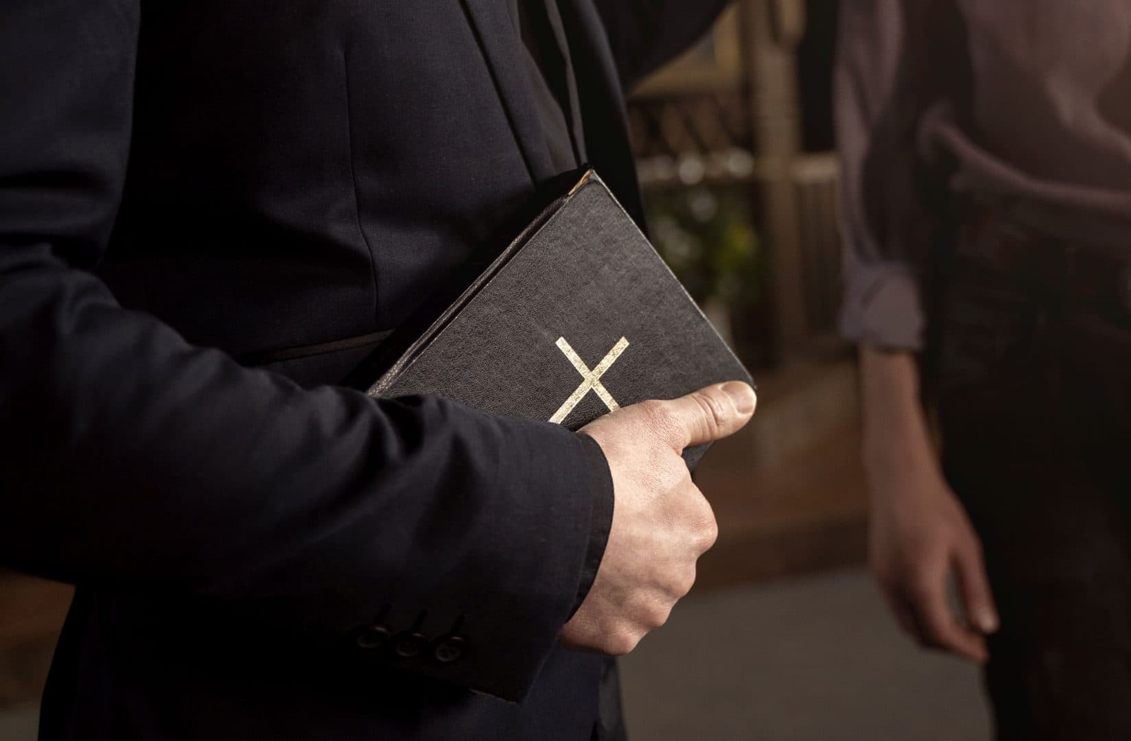 Cum își atrăgea victimele pastorul din Cluj acuzat viol. Dezvăluirea unei foste membre a grupului spiritual