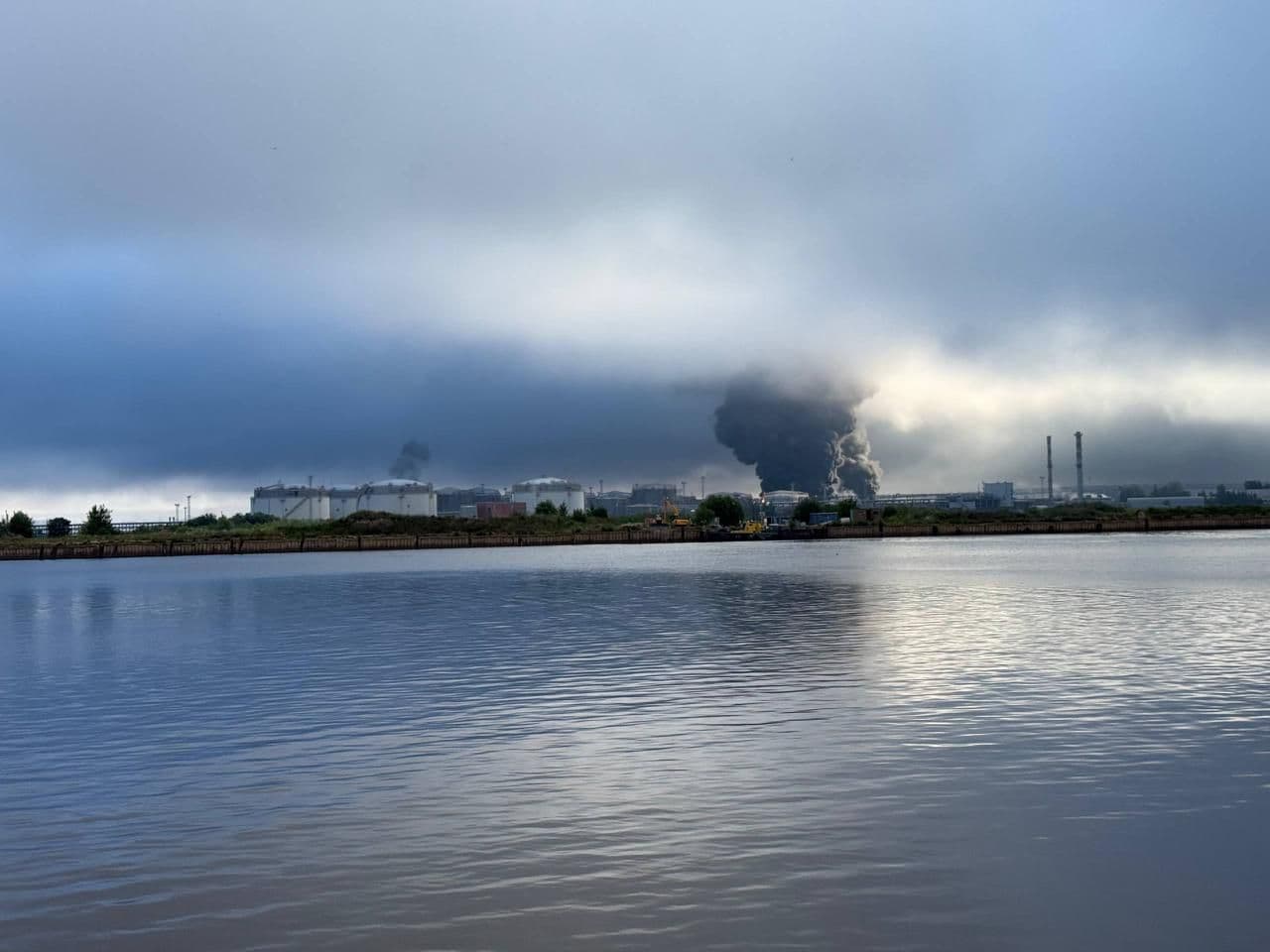 Atac masiv cu drone asupra regiunii Sankt Petersburg. Un port important pentru exporturile de petrol și gaze a fost lovit (VIDEO)