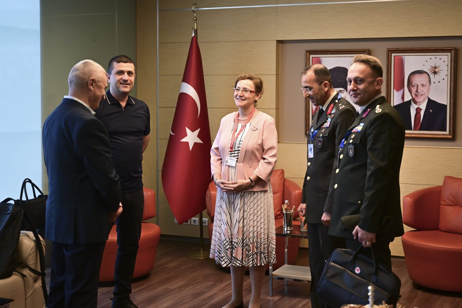 Nouă gafă de imagine a lui Radu Miruță: ministrul Apărării a ajuns la Summit-ul NATO de la Ankara în tricou