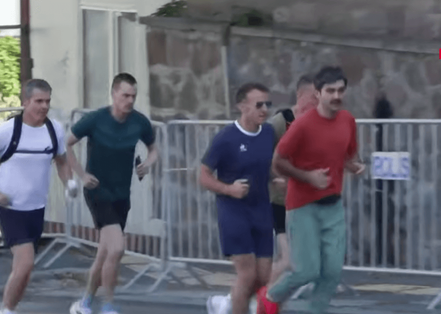 Emmanuel Macron bulversează Summitul NATO de la Ankara: președintele Franței a ieșit la alergat, păzit de gărzi de corp (FOTO/VIDEO)