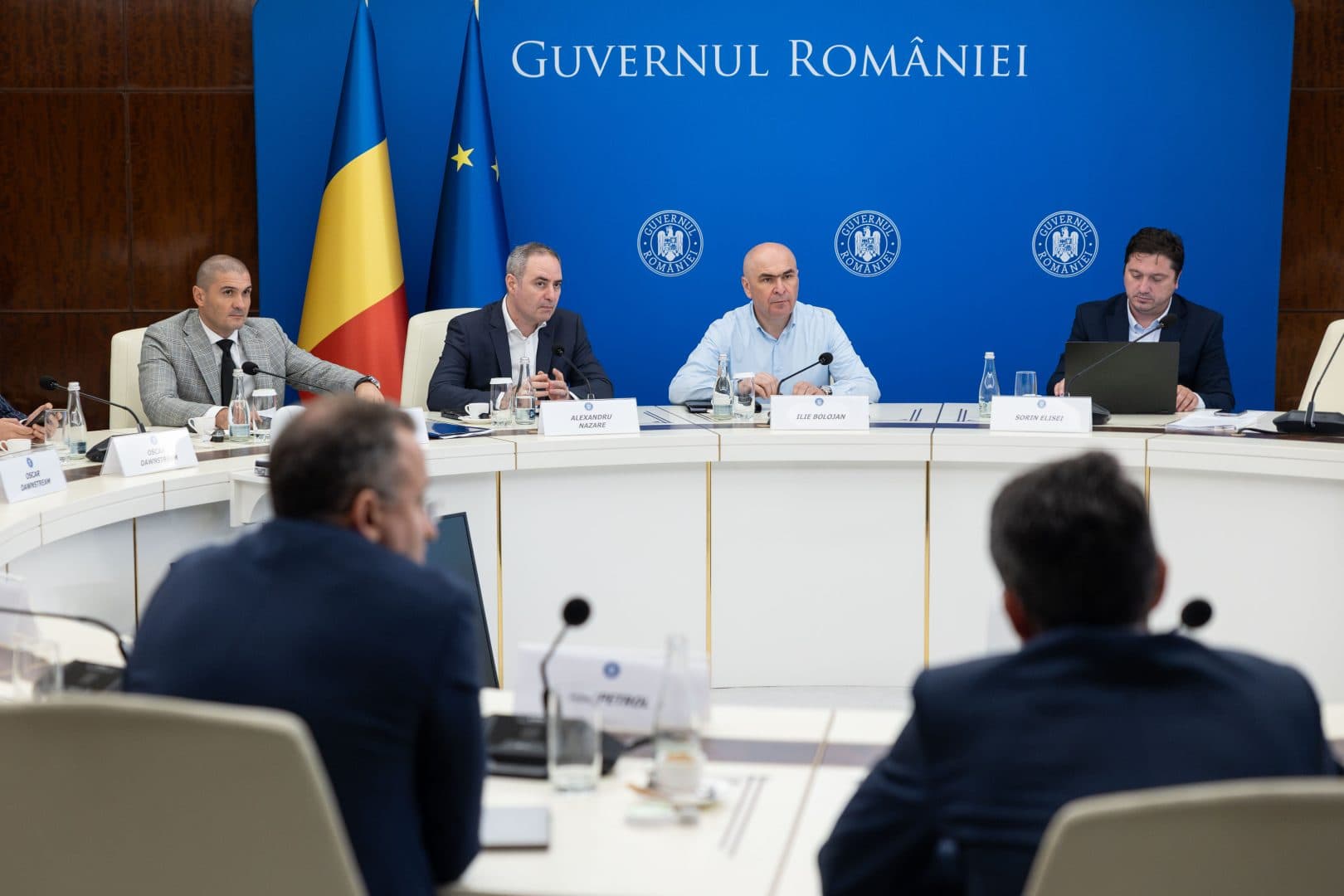 Ilie Bolojan a discutat cu benzinarii după ce plafonarea la motorină a expirat, iar parlamentarii au blocat prelungirea în comisii