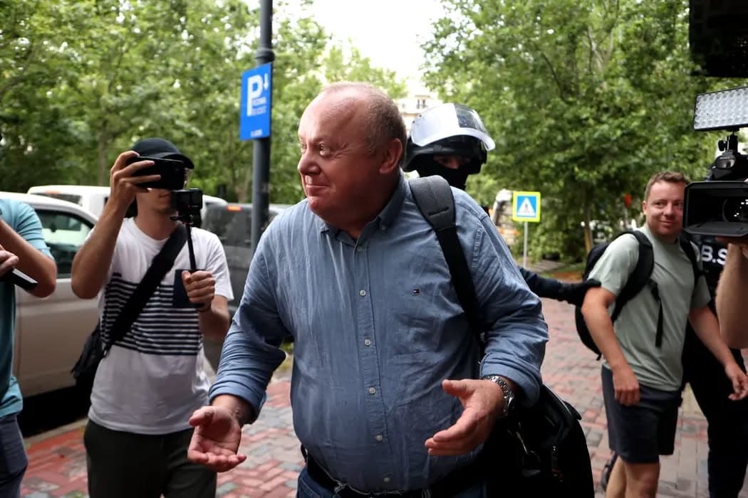 VIDEO: Viorel Pașca, adus la DIICOT în dosarul „azilelor groazei” din Bihor. Sute de persoane vulnerabile, bani din pensii și donații, 401 morți îngropați pe câmp