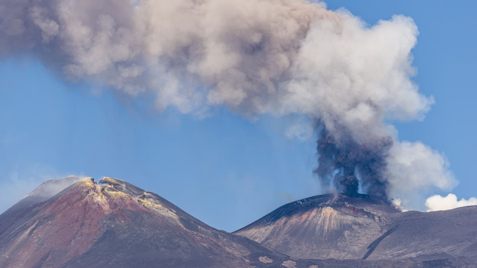 Erupția vulcanului Etan pune probleme pe aeroporturile din Sicilia. Autoritățile au închis spațiul aerian deasupra unei baze militare americane