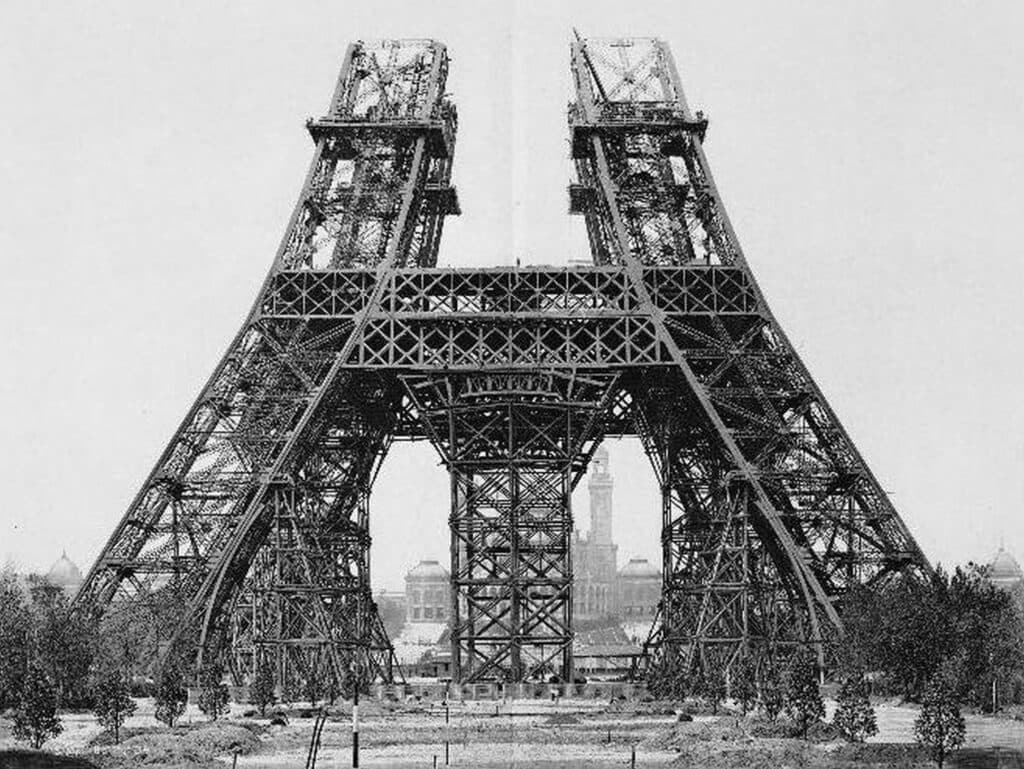 Turnul Eiffel împlineşte astăzi 137 de ani