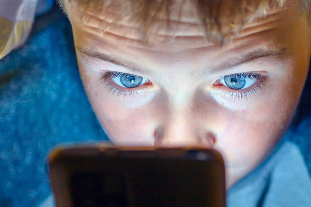 Noul decalaj digital din familie. Copiii folosesc Inteligența Artificială zilnic, dar părinții nu știu