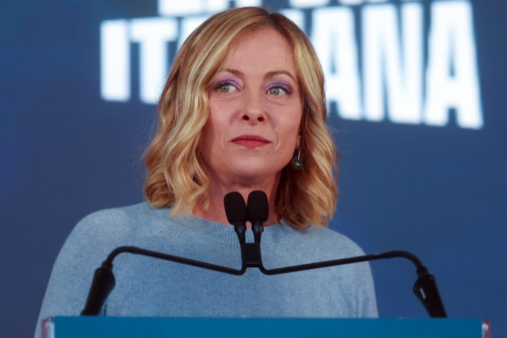 Giorgia Meloni, tot mai apreciată de italieni după răcirea de Donald Trump