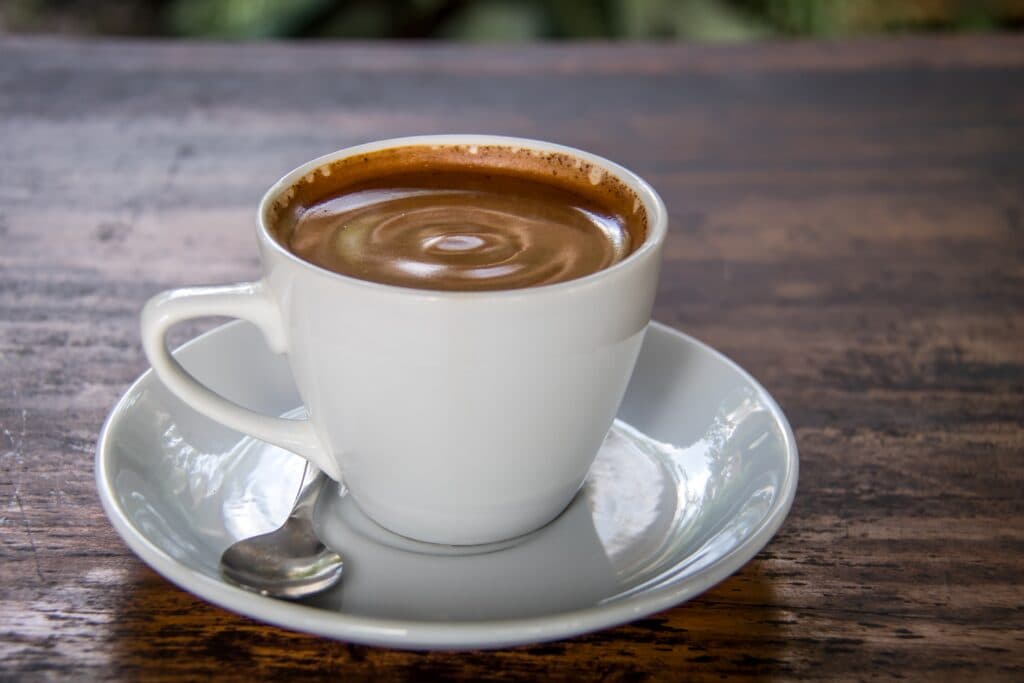 Cafeaua cu ou, cafeaua cu cărbune și alte tradiții care arată cât de diferit este consumată cafeaua în lume