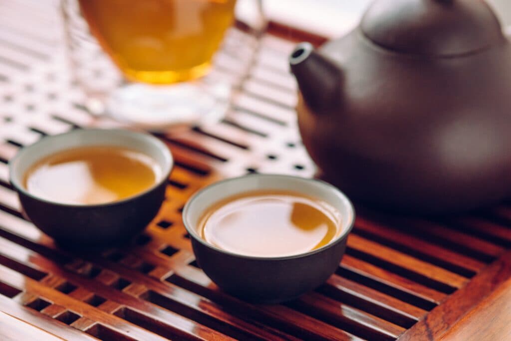 Ce înseamnă cu adevărat să bei ceai în China și de ce două degete bătute în masă spun mai mult decât orice cuvânt