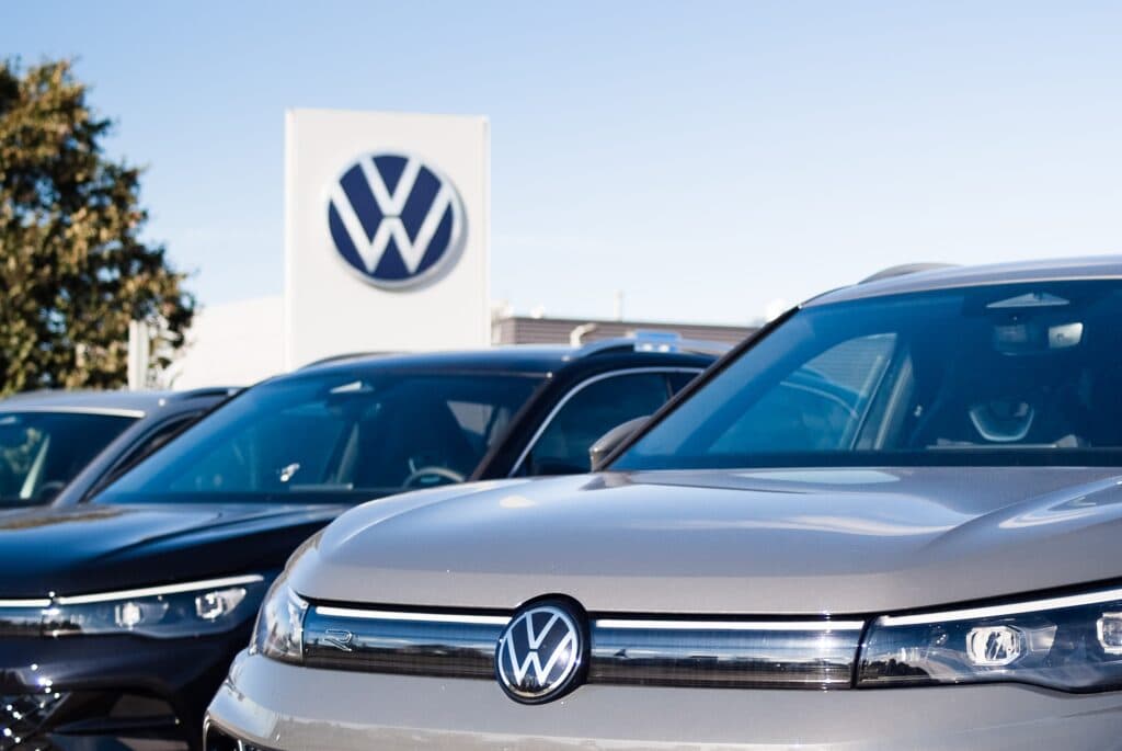 Cel mai mare producător auto din Europa închide fabrici și concediază 100.000 de oameni