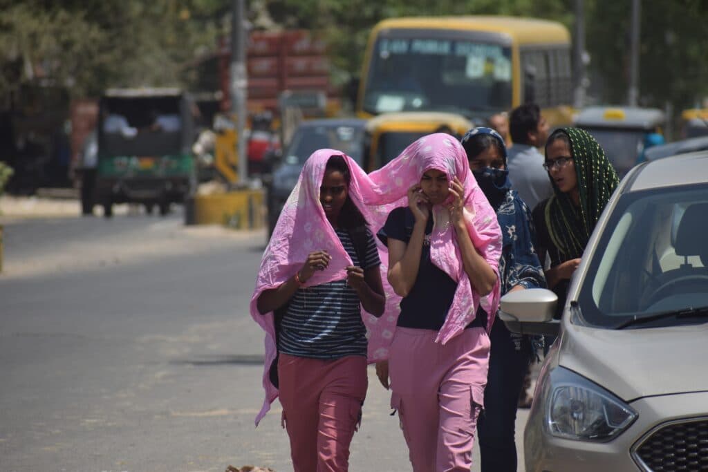 Valurile de căldură închid școlile din India și forțează mii de femei să renunțe la locurile de muncă