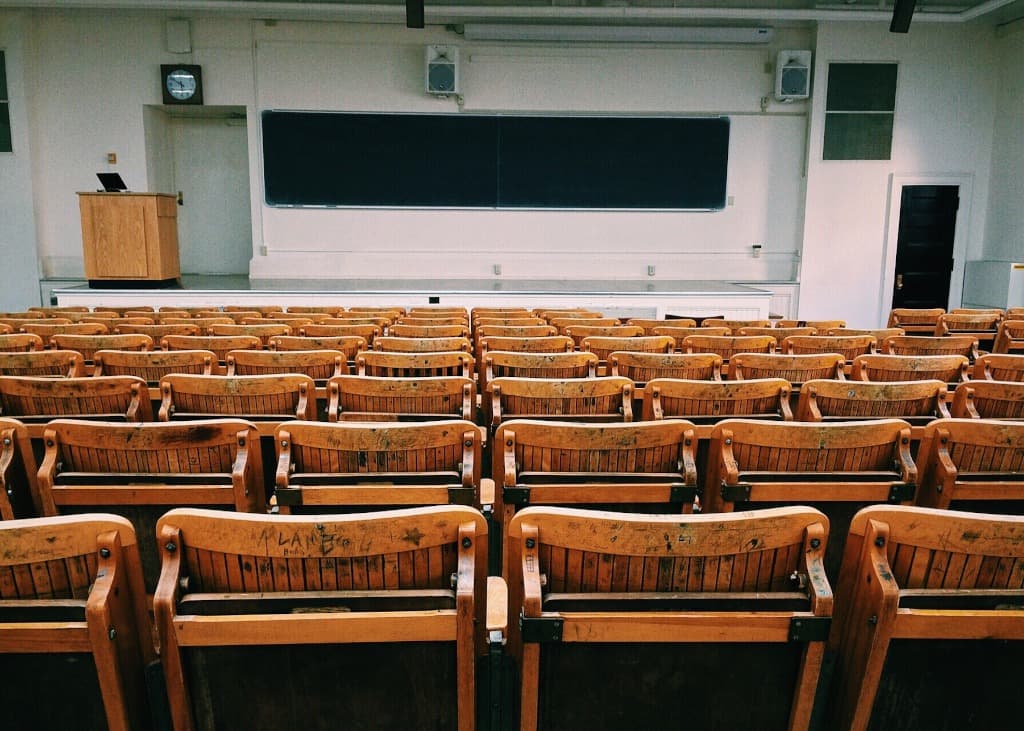 Legea salarizării: Salariul de bază median (brut ) al unui profesor universitar crește la 16.400 lei