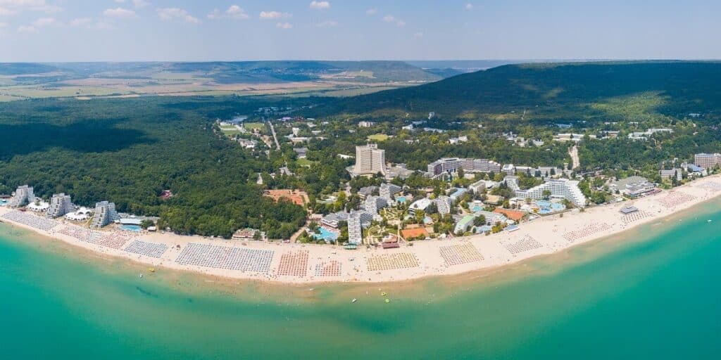 Interesul românilor pentru litoralul bulgar se diminuează, deşi cererea rămâne solidă. Câţi bani lăsăm în Albena, Sunny Beach sau Nisipurile de Aur?