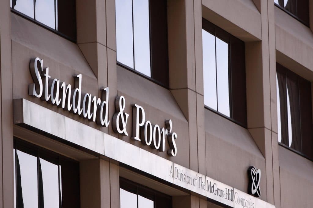 S&P avertizează că șocurile provocate de scumpirea petrolului ar putea afecta ratingurile țărilor din Europa Centrală și Est, inclusiv al României, care e pe muchie
