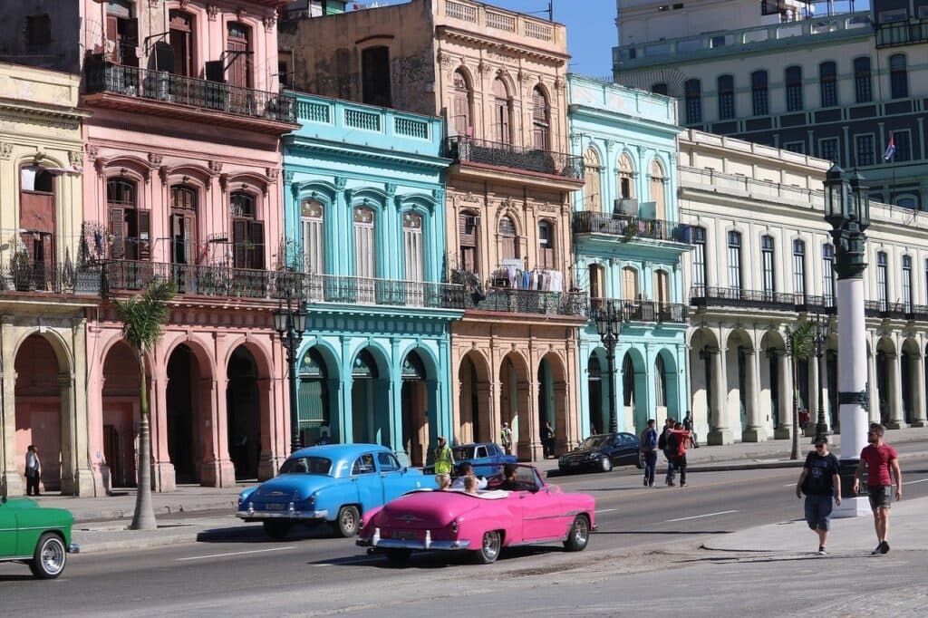 Cuba rămâne fără combustibil după blocada SUA: șeful CIA a mers la Havana pentru a cere liberalizarea economiei