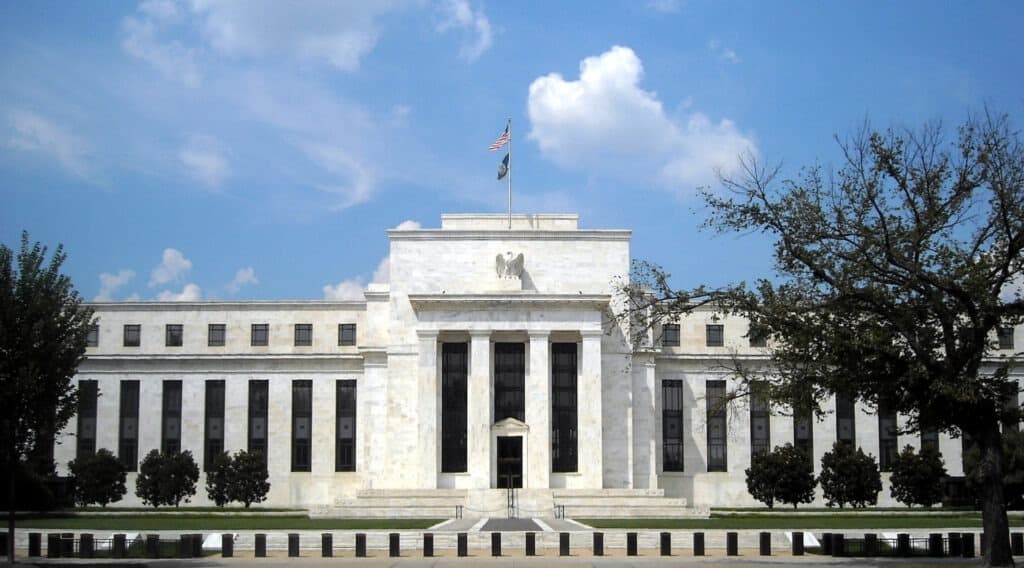Senatul american l-a confirmat pe Kevin Warsh ca viitor președinte al Fed, cea mai puternică bancă centrală din lume. Cine e succesorul lui Jerome Powell și cum se poziționează el față de politicile lui Trump?