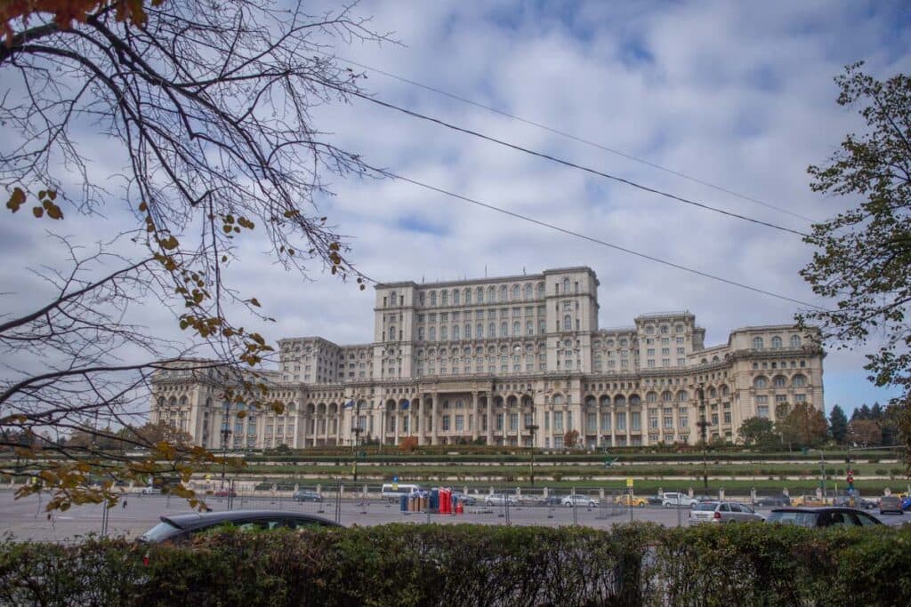 Zi decisivă pentru Guvernul Veștea: Parlamentul stabilește calendarul învestirii