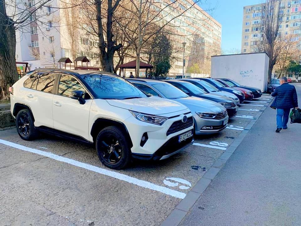 De vineri, 1 mai, șoferii de mașini hibride nu mai beneficiază de parcare gratuită în București. Se menține facilitatea doar pentru vehiculele electrice