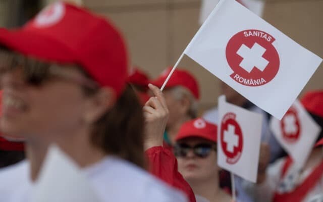 Sindicaliști de la Sanitas protestează în fața Ministerului Muncii, fiind nemulțumiți de proiectul noii legi a salarizării