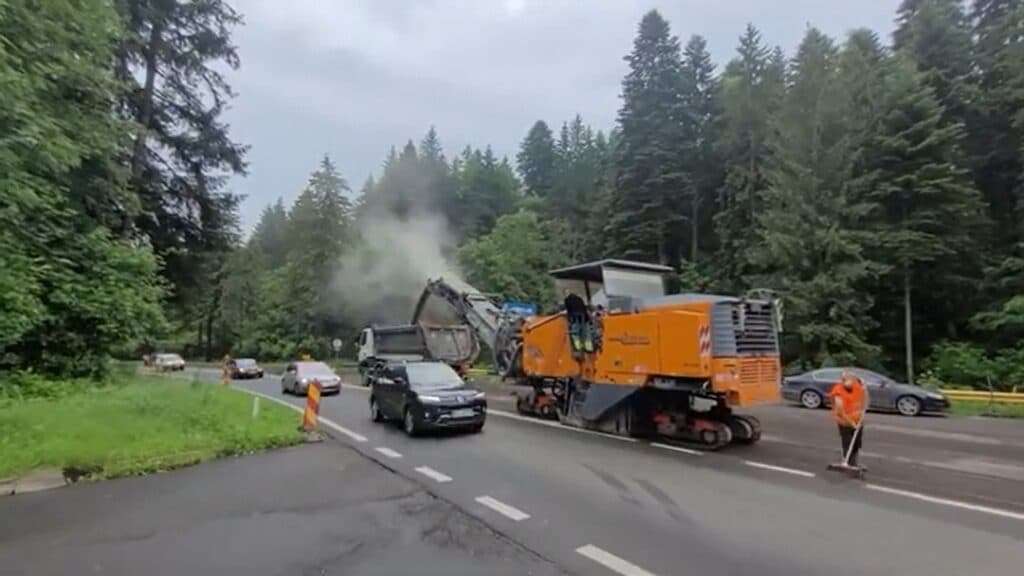 VIDEO | Restricții de circulație pe DN1, la intrarea în Predeal / Va fi asfaltată o porțiune de 2 kilometri
