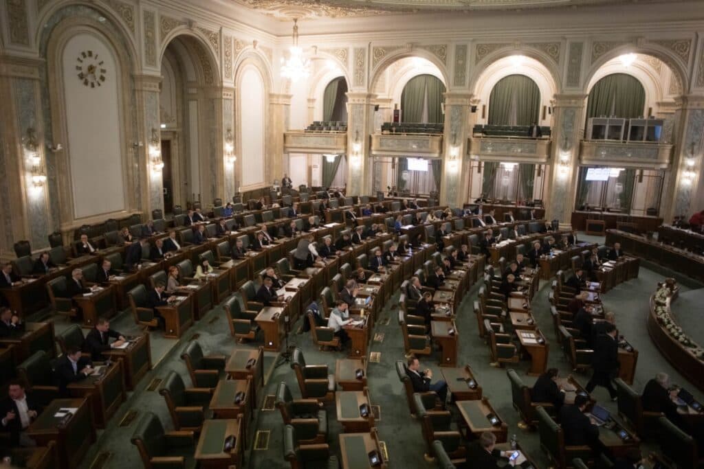 PSD și AUR votează din nou împreună în Senat și resping norme dintr-o ordonanță a Guvernului Bolojan privind antrepozitele fiscale, rambursările de TVA și plafonarea prețurilor la energie